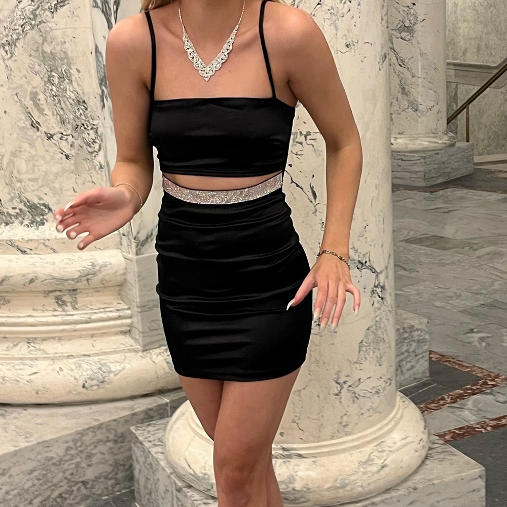 Short black dress, open belly with rhinestone strip